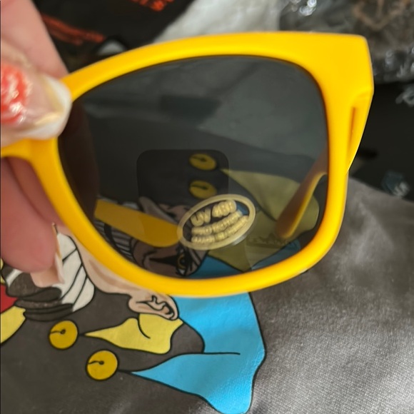 Kynd Yellow Sunglasses - Picture 3 of 3